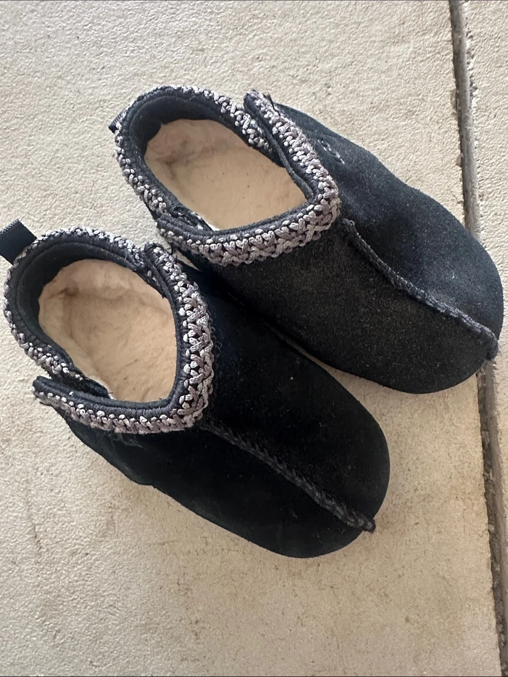 UGG baby toddler black Velcro slippers baby toddler size 4/5